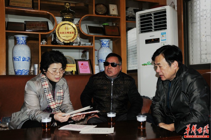 邵阳市委常委宣传部长周迎春(左一),新宁县委书记秦立军(右一)在