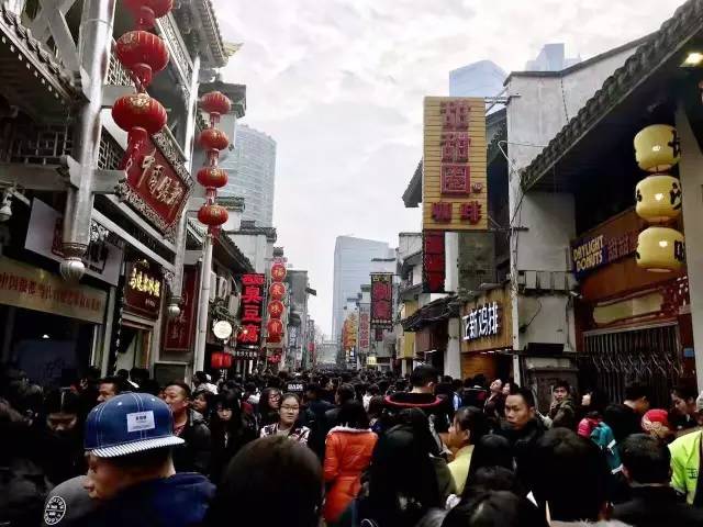 然而到了昨天下午,长沙地铁的五一广场地铁站已经快"超载"了.