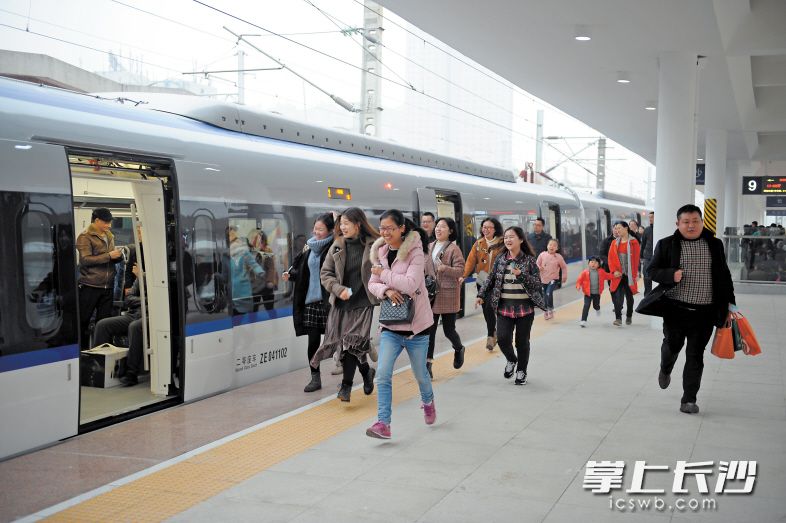 长株潭城铁开通以来,长沙、株洲、湘潭三地市民出行变得更加方便快捷。昨日是元旦小长假最后一天,下午4时,城铁长沙站,众多市民选择城铁返程。 长沙晚报记者 余劭劼 摄