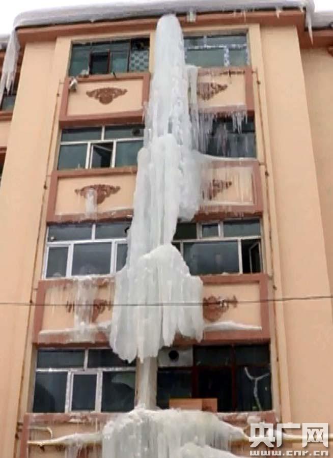 新疆阿勒泰居民楼惊现20米长“冰柱”