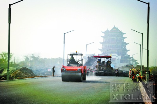 1月8日上午,靠近游道一侧的沿江路主路,施工人员正在施工。