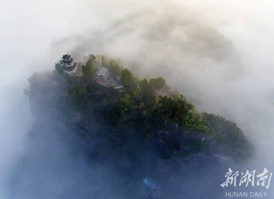 「雾笼太平山」      (曾祥辉/摄)      12月17日,龙山县太平山,在