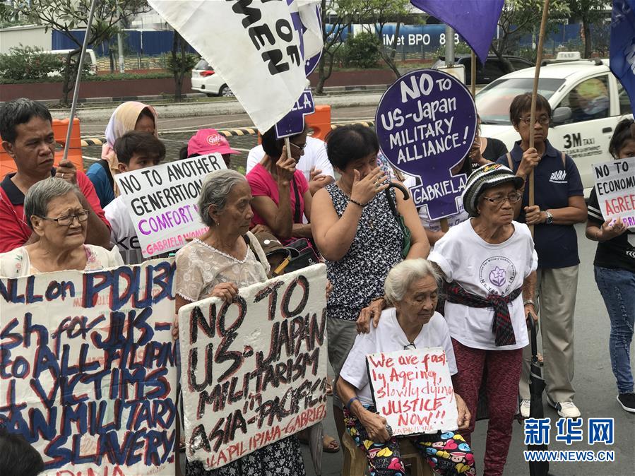 1月12日，菲律宾“慰安妇”受害者及民间团体成员在菲律宾马尼拉的日本驻菲大使馆门前抗议。新华社记者董成文摄