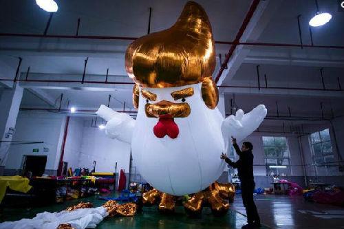 2017年1月6日，浙江嘉兴，生产巨型“特朗普鸡”充气模商品的工厂。（图片来源网络）