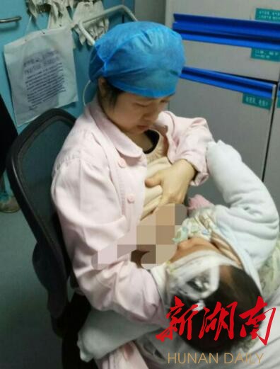 郴州一80后女护士喂奶当妈妈