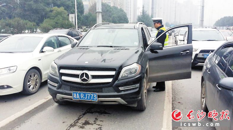 这辆车牌号为湘ARJ773的“违法王”奔驰越野车,交通违法记分达400余分。 长沙晚报记者 小刘军 通讯员 谢佳 摄影报道
