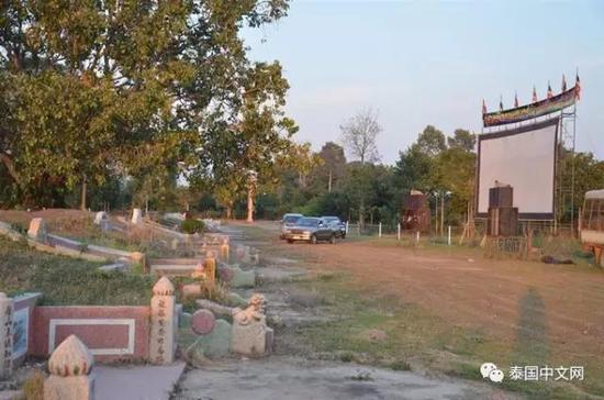 据了解，该坟场是泰国的潮州后裔们所兴建的，埋葬有300多名先人。