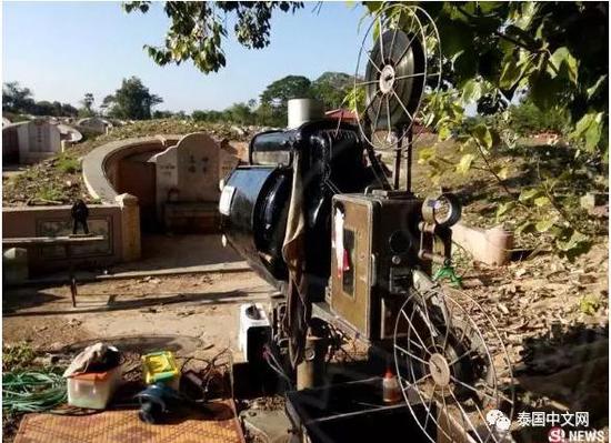 “后代们跟祖先一起看电影，不过他们看不了多久就全回家了，只剩下我们3个放映员。”