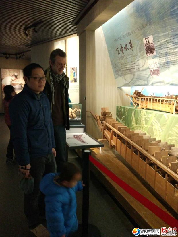 在邵的外国友人参观邵阳市博物馆。