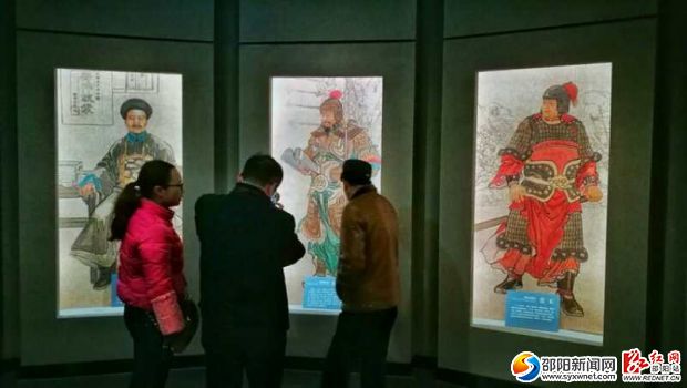 在市博物馆参观的市民