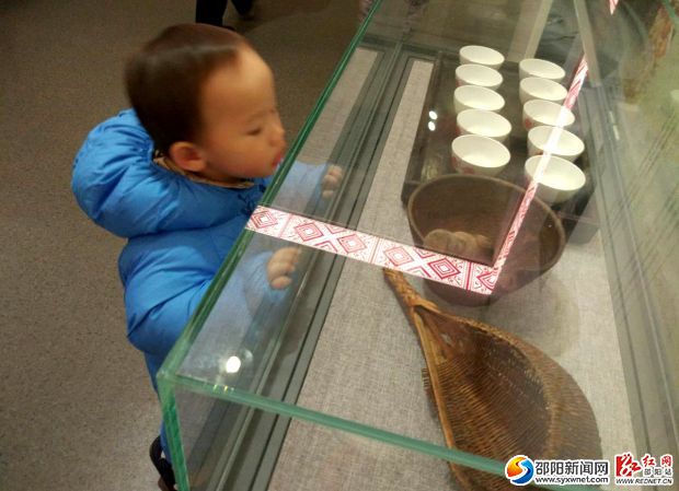 在市博物馆参观的小朋友。