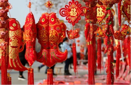 不求更贵,只求更好,鸡年春节消费折射出中国经济的变迁,也见证着中国传统佳节春节成为全球共享的年度狂欢。 品质消费成热点 如今,中国消费者越发愿意为提升生活品质和幸福感花钱,品质消费成为2017年春节经济的突出亮点。 中国商务部数据显示,春节期间绿色食品、智能电视、空气净化器等商品走俏市场,青海、山东重点监测企业家用电器销售额同比分别增长30%和9.