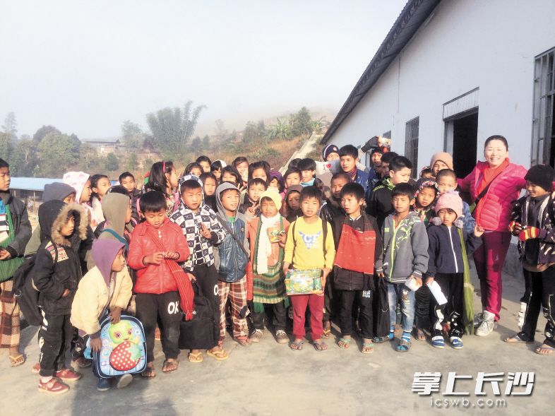 路德（右二）离开缅甸难民营前，与部分学生合影。 受访者 供图