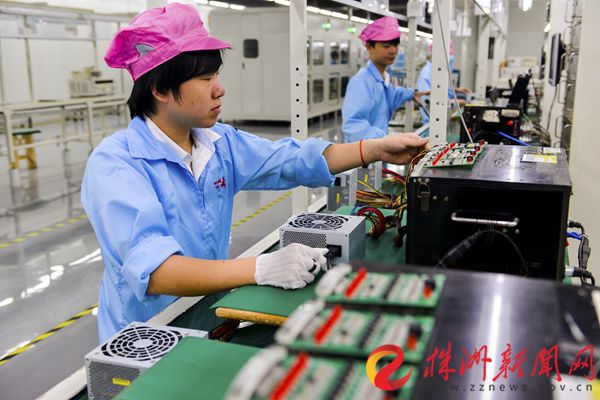 天易科技城自主创业园内，长城电脑株洲基地正在忙碌生产电源产品。