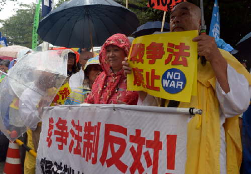 图说：2016年9月19日，数万日本民众在东京举行抗议集会，呼吁废除新安保法。