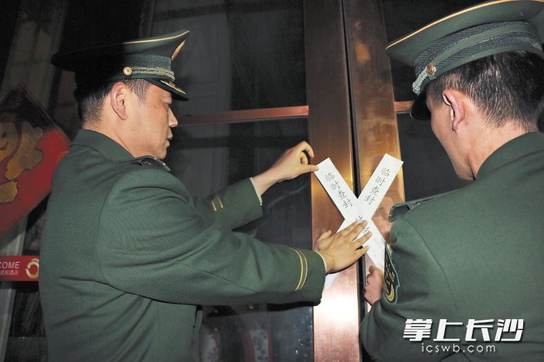 消防人员给美丽传说国际温泉会所贴封条。 长沙晚报通讯员 谢慧芳 摄