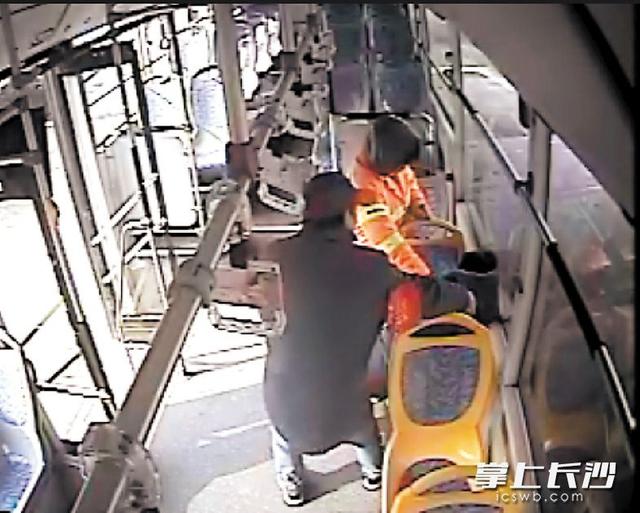 长沙73岁娭毑公交车上晕倒 有人搀扶有人喂药抢救