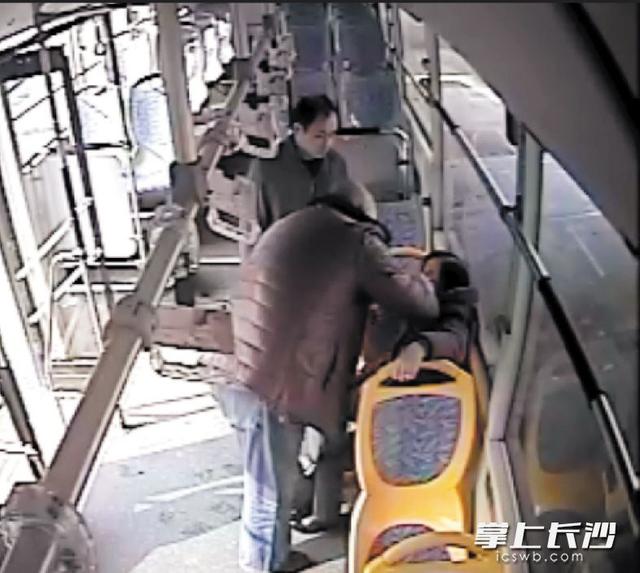 长沙73岁娭毑公交车上晕倒 有人搀扶有人喂药抢救