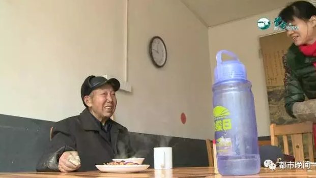 长沙一古稀老人荒野过年 家人称其喜欢流浪