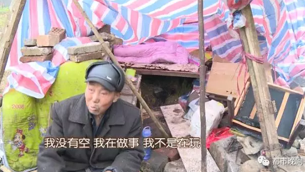 长沙一古稀老人荒野过年 家人称其喜欢流浪