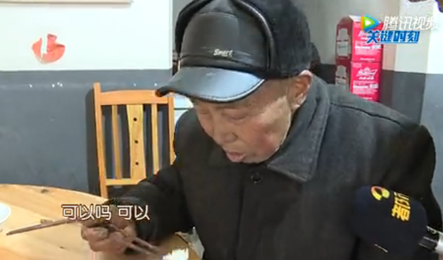 长沙一古稀老人荒野过年 家人称其喜欢流浪