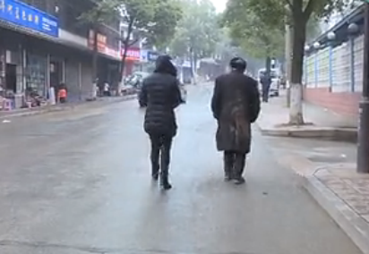 长沙一古稀老人荒野过年 家人称其喜欢流浪