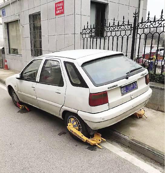 株洲一违停车主撬走车轮锁再被逮 城管留言