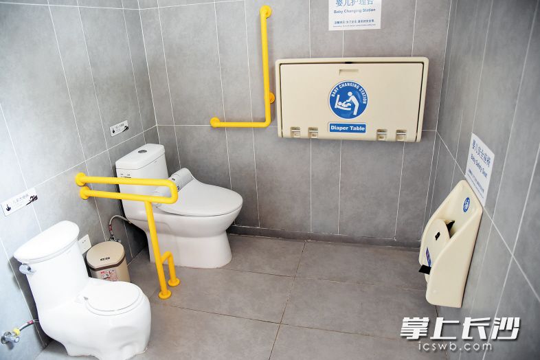 ↑在第三卫生间内，成人、儿童坐便器和洗手池可以方便不同年龄段的人群如厕。均为长沙晚报记者 刘琦 摄