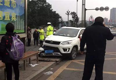 事发现场，朱明山驾驶的汽车冲上公交站台，撞倒5人，致1死4伤