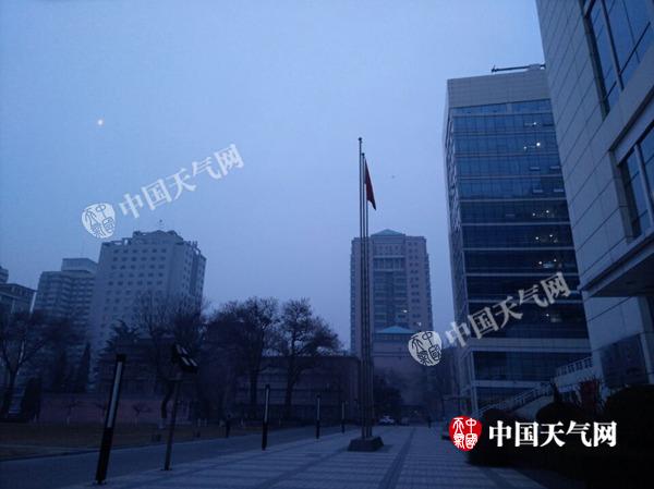 2月16日7时许，北京天空能见度较差。