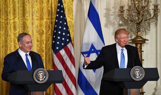 2017年2月15日，在美国华盛顿白宫，美国总统特朗普（右）与来访的以色列总理内塔尼亚胡举行联合记者会。（新华社记者殷博古摄）