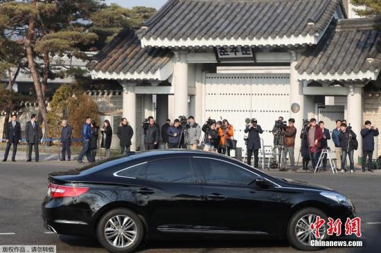  资料图：2月3日，记者在韩国首尔青瓦台总统府外等待独立检察组。