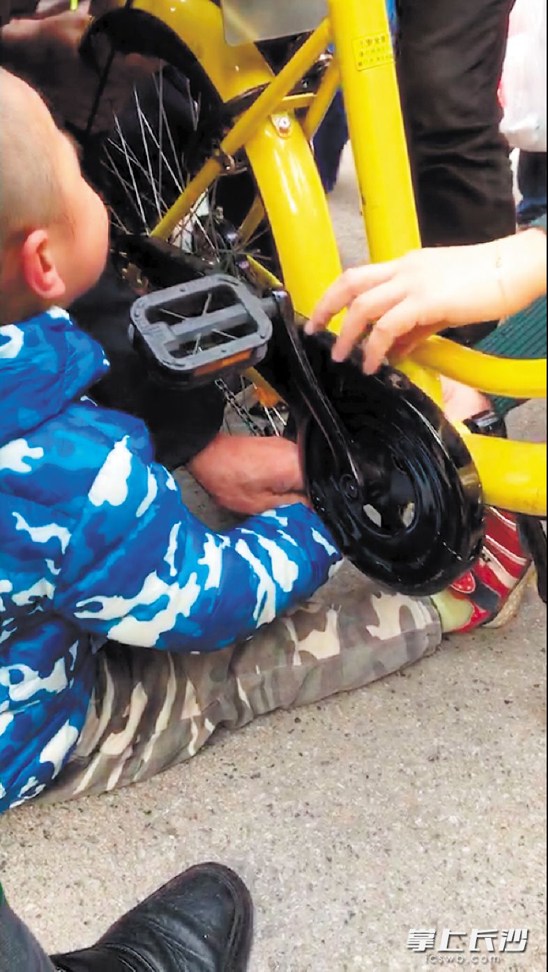 →昨日,雷锋大道附近一小区门口,小孩在玩共享单车时,手指被卡。 目击者 刘先生供图