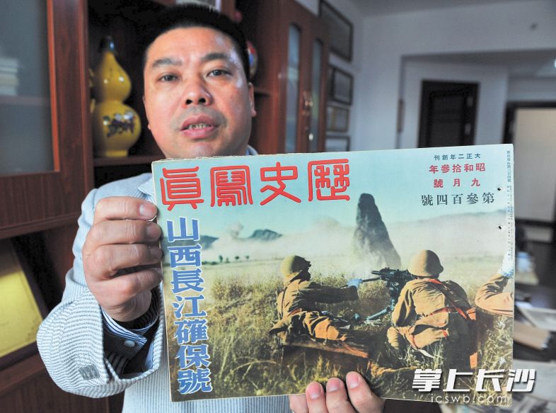 林立民展示自己收藏的画册。长沙晚报记者 贺文兵 摄