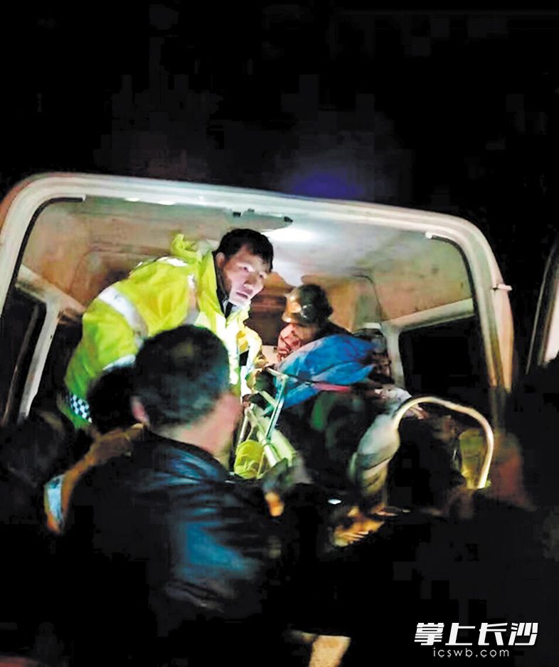 救援队员摸黑救出伤员。 叶秋兰 摄