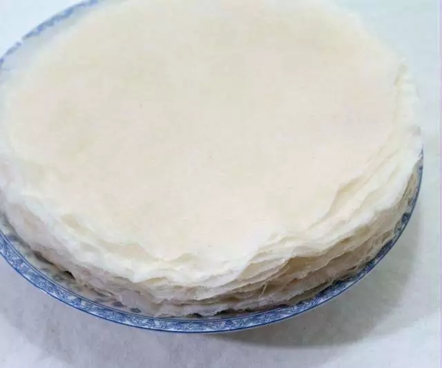 湘江 专栏       春卷皮子其实就是一种极薄的薄饼,比包全聚德烤鸭的