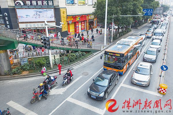为缓解中心城区道路交通拥堵问题，有人建议推行“朝九晚五”作息制度（资料图片） 记者 吴琦 摄
