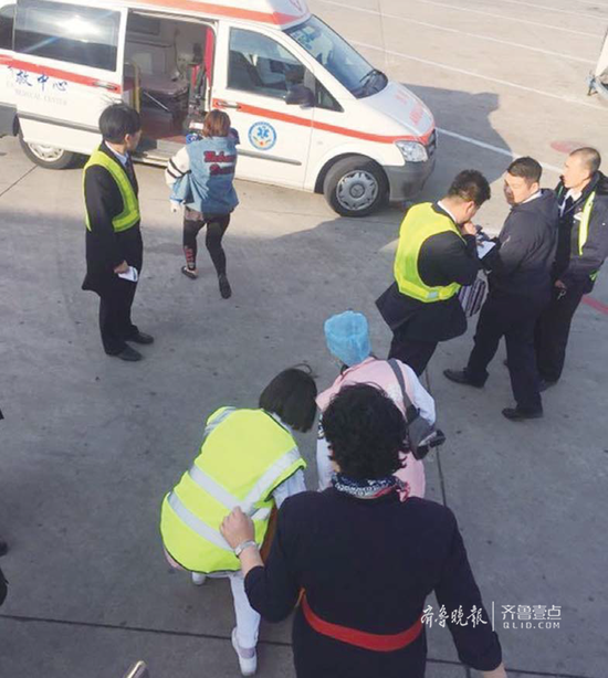 飞机抵达北京首都国际机场后，乘务组第一时间将旅客移交至地面医护人员。