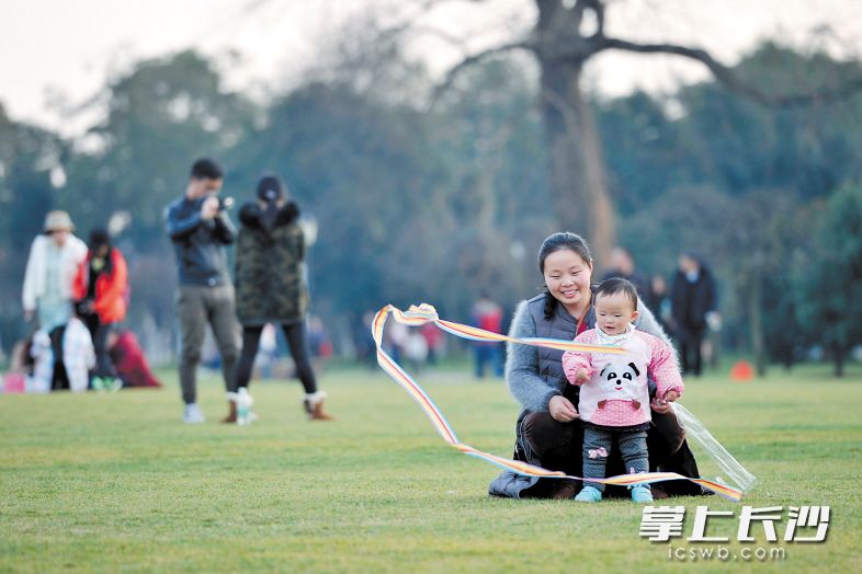 近年来，长沙在妇女儿童权益保障上不遗余力，为妇女儿童创造了良好的社会条件。图为不少家长带着孩子前往市内公园踏青游玩。 长沙晚报记者 王志伟 摄