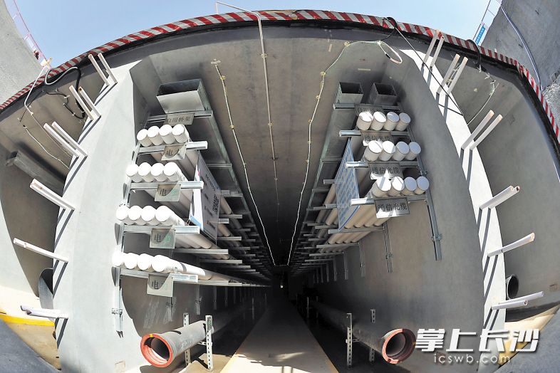 高塘坪路地下综合管廊从左至右分别是污水仓、综合仓和燃气仓。除此之外，管廊还设置有投料口、引出口、端部井等。 长沙晚报记者 王志伟 摄