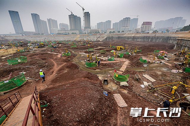 汽车南站综合交通枢纽工地现场一派热火朝天景象。记者 陈飞 摄