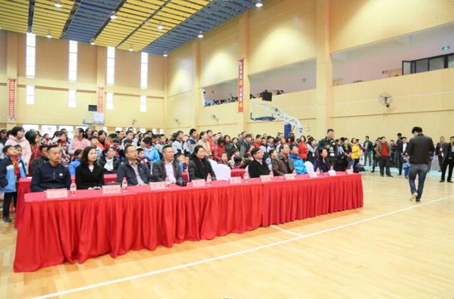 万人齐聚梅溪湖植树 为星城增绿添色 