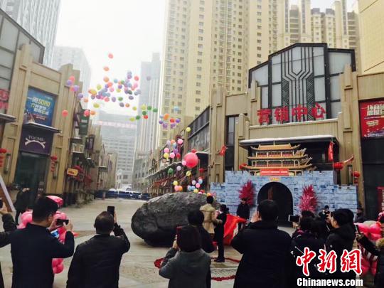 乌鲁木齐一男子花百万元购买33吨“陨石”向女友求婚，引市民围观。 王小军 摄