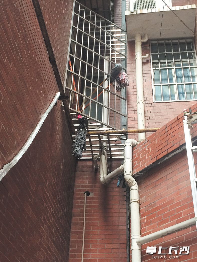 在二楼窗外，可以看到一根弯曲的管道从屋内接出。长沙晚报记者 孙占锋 摄