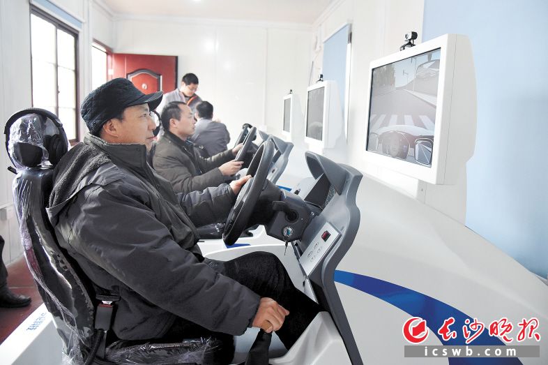 除了车载智能终端，模拟操作台也深受新学员欢迎。 均为长沙晚报记者刘琦摄