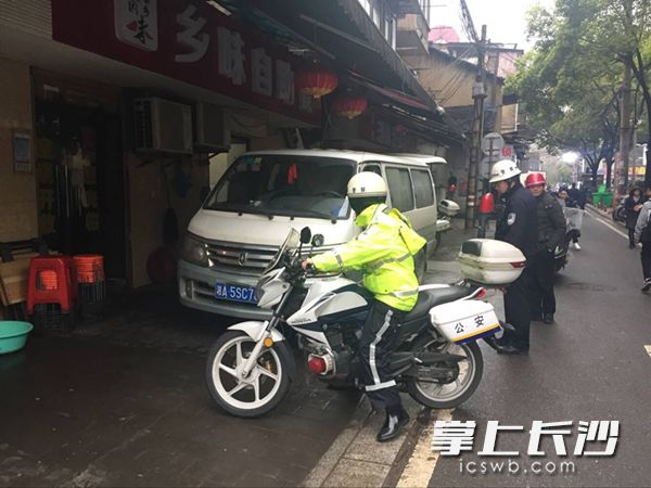 在蔡锷路与教育街交叉口,一台由私家车非法改装而成的加油车被执法人员当场查获。 长沙晚报记者吴鑫矾通讯员李进摄影报道
