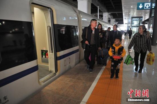 资料图：旅客进入昆明南站乘坐高铁。中新社记者 任东 摄