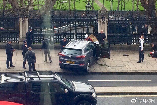 【#英国议会大厦外枪击事件#致两人受伤 嫌疑人被击毙】据BBC 3月22报道，英国议会大厦外发生枪击事件，两人中枪。目前，议会大厦已暂时关闭。报道称，英国下议院领袖表示，袭击嫌疑人已经被警察击毙。