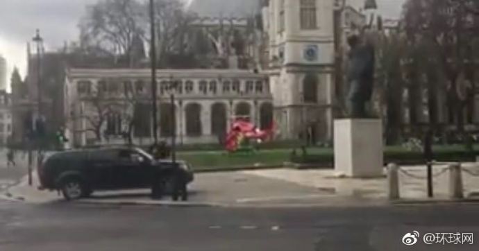 【#英国议会大厦外枪击事件#致两人受伤 嫌疑人被击毙】据BBC 3月22报道，英国议会大厦外发生枪击事件，两人中枪。目前，议会大厦已暂时关闭。报道称，英国下议院领袖表示，袭击嫌疑人已经被警察击毙。