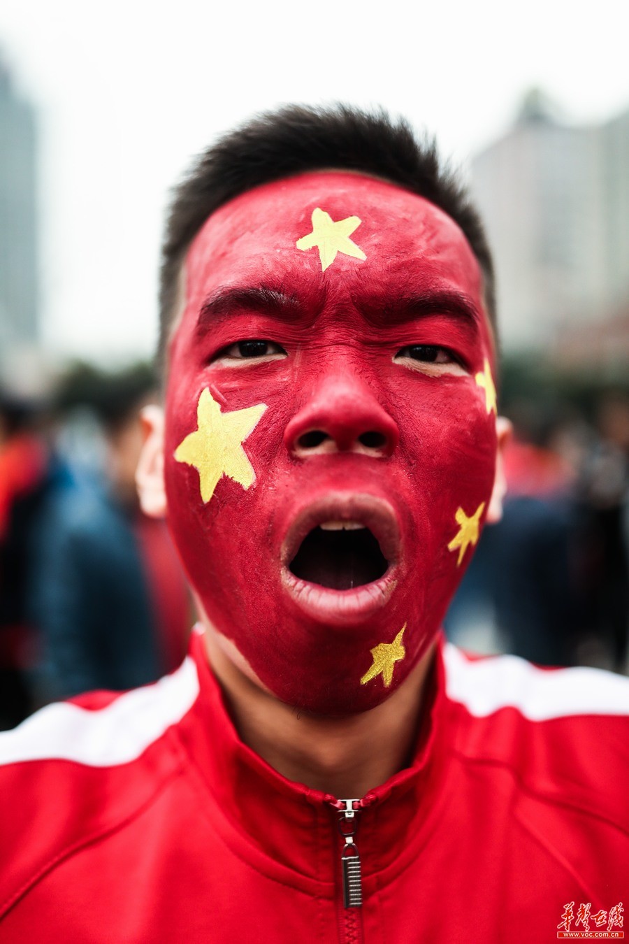 2018世亚预赛:中国男足VS韩国 球迷抵达场外